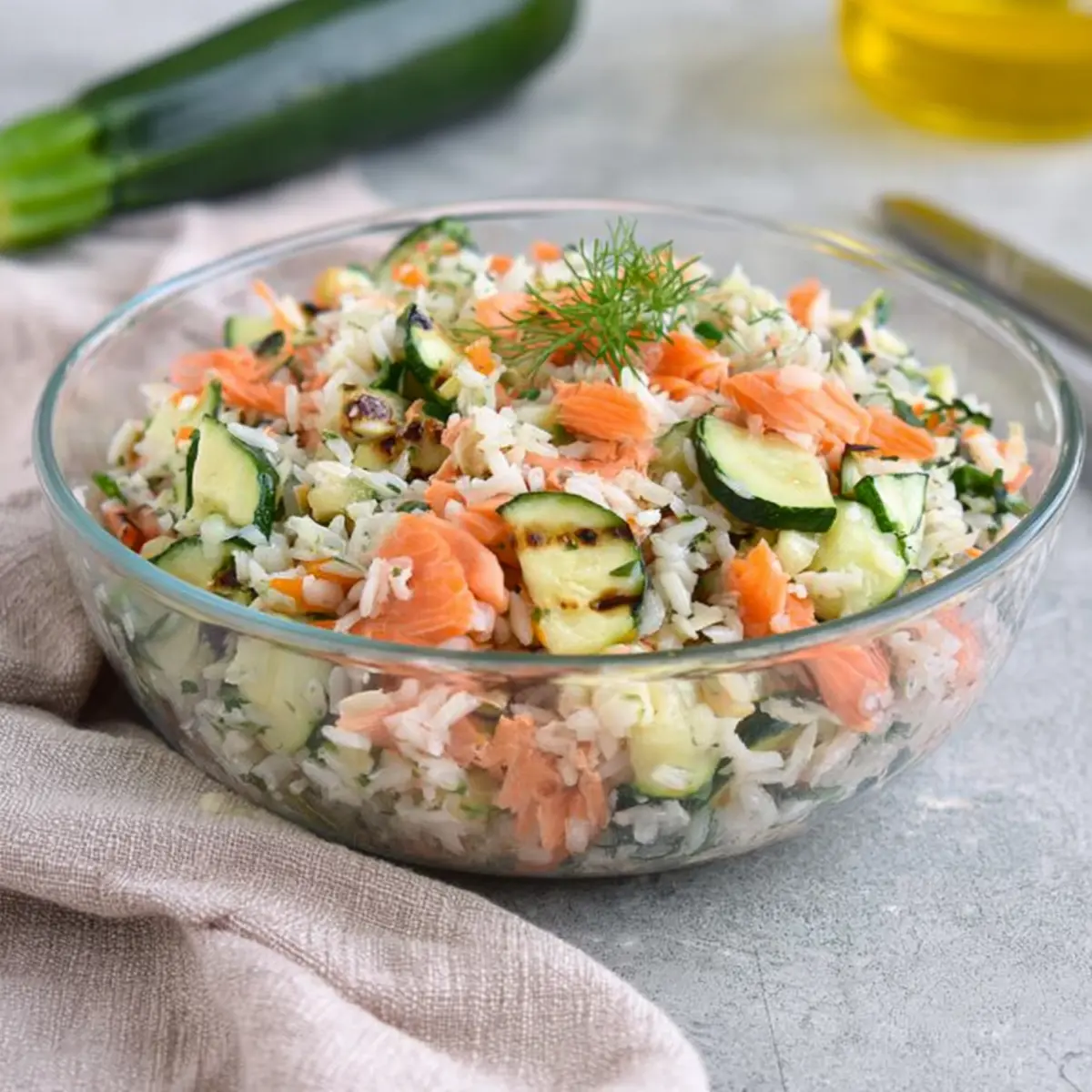 Insalata di riso con salmone e zucchine grigliate