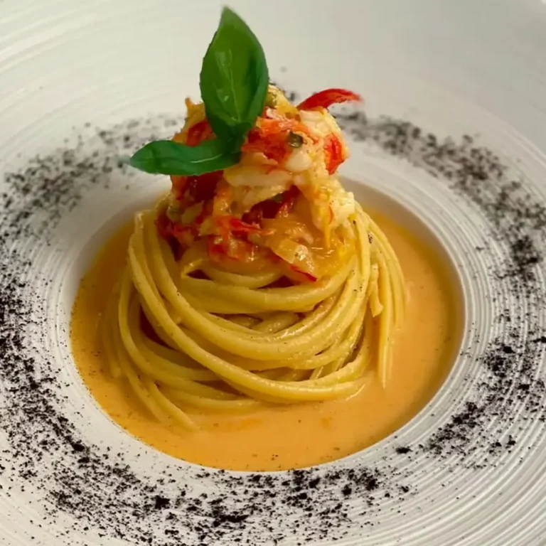 Linguine agli agrumi con gamberi rosa, bisque e polvere di liquirizia