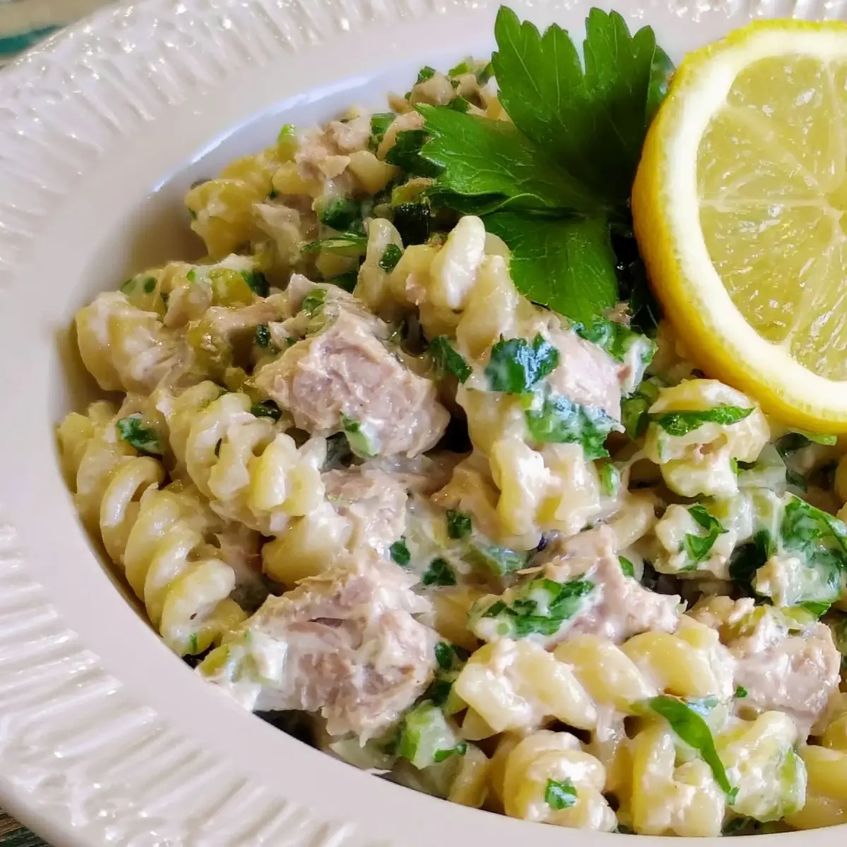 Pasta fredda all'amalfitana con tonno e limone