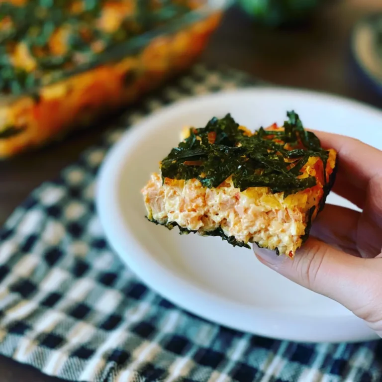 Sushi bake piccante con tonno e granchio cremoso
