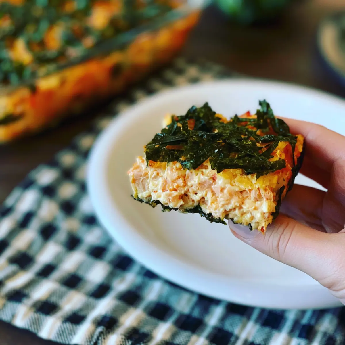 Sushi bake piccante con tonno e granchio cremoso