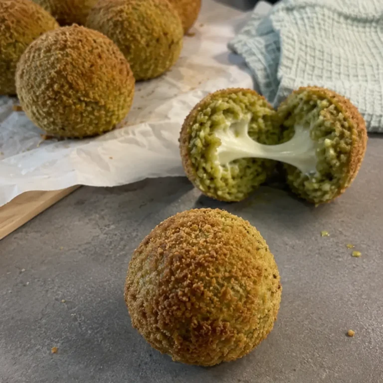 Arancini estivi al pesto con cuore di mozzarella