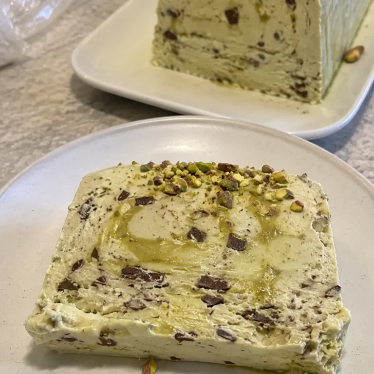 Semifreddo al pistacchio con croccante di cioccolato